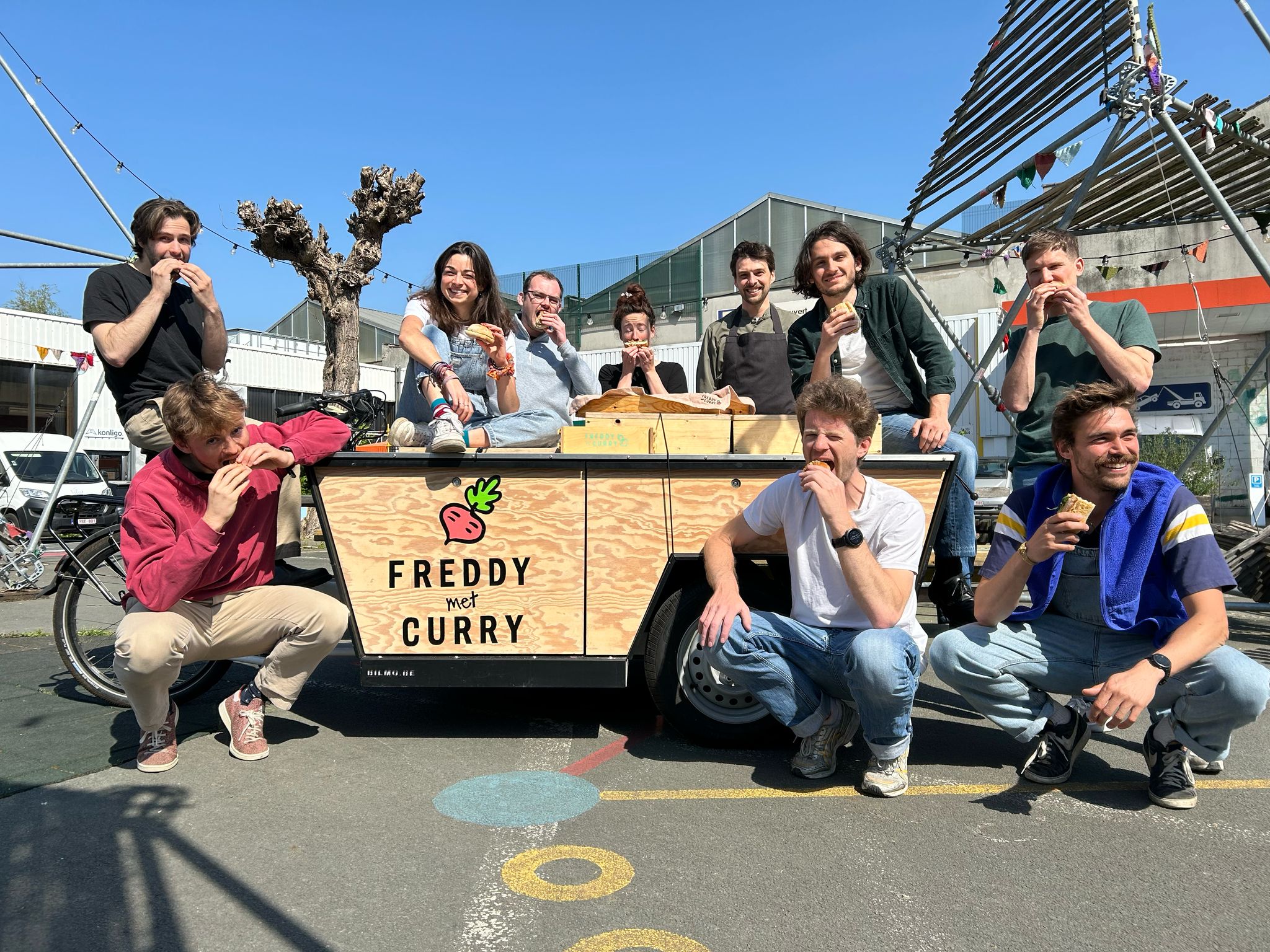 L'équipe Freddy met Curry, ensemble dans la cuisine.